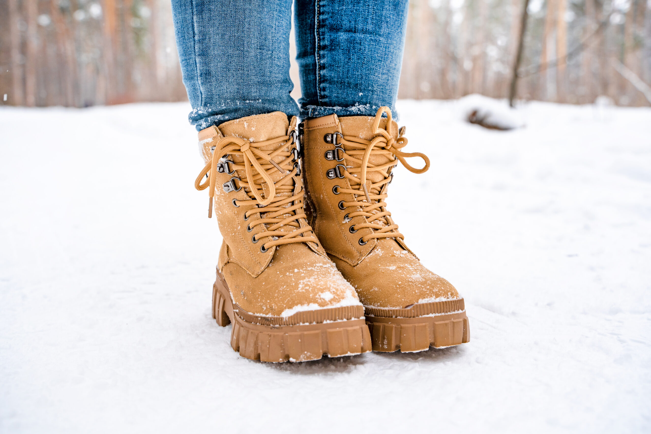 Botas de nieve profunda sobre nieve espesa en el frío invierno hermosos  zapatos para mantener el calor
