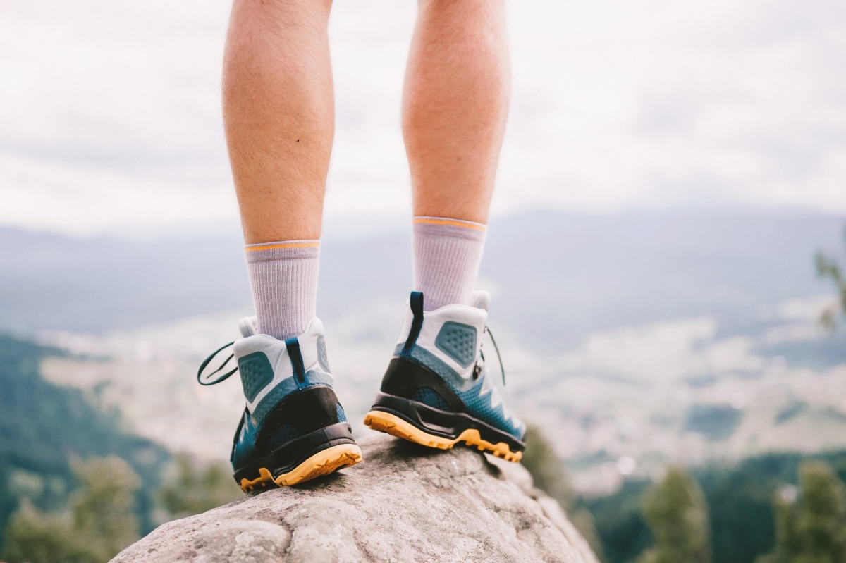 Piernas masculinas con zapatos de senderismo deportivos. piernas